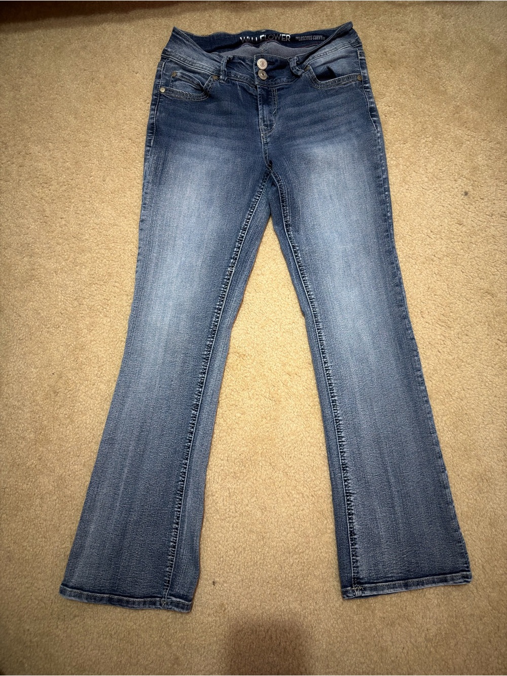 Size 7 Short Wallflower Lucious Curvy Fit Jeans